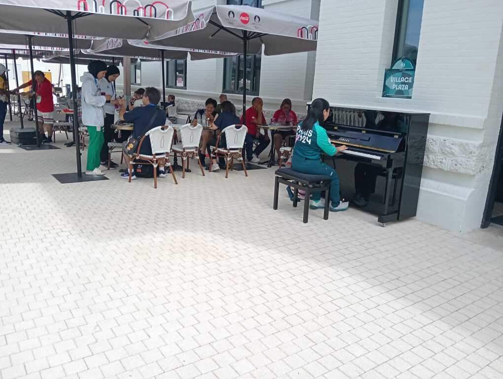 Unha pianista amenizando a tarde no Village Plaza. (Foto: Yuri Carrazoni Mier)