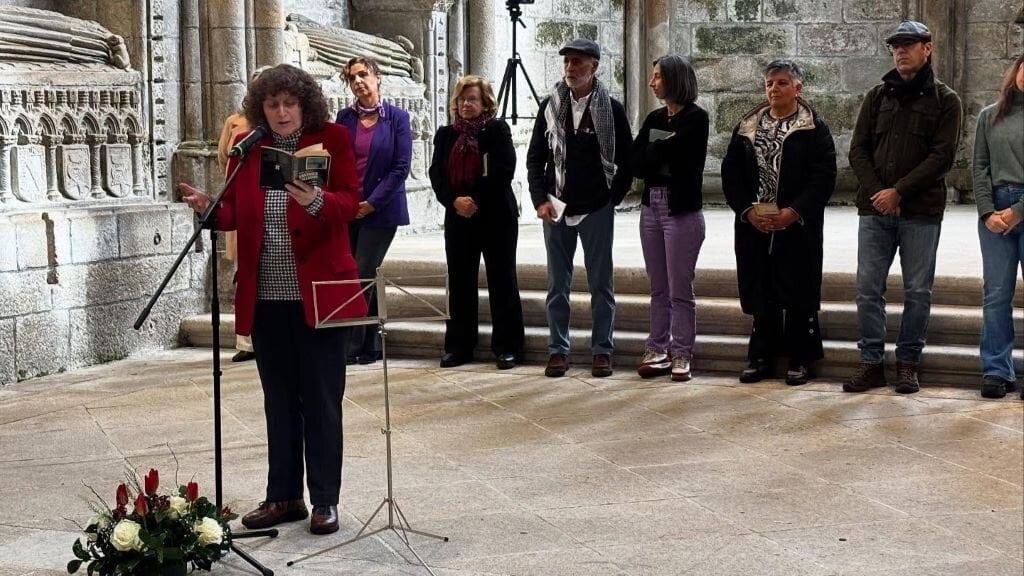 Goretti Sanmartín, este sábado, recitando Rosalía no acto da AELG decorrido en Bonaval. (Foto: Concello de Santiago)