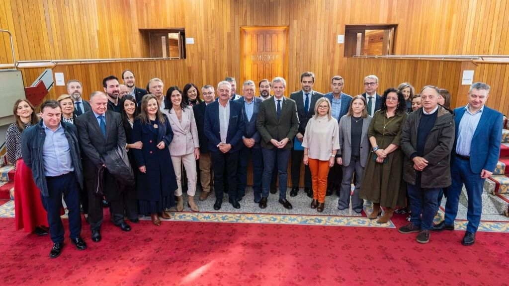 Alcaldes e portavoces do PP acudiron ao debate sobre Altri no Pazo do Hórreo. (Foto: Europa Press)