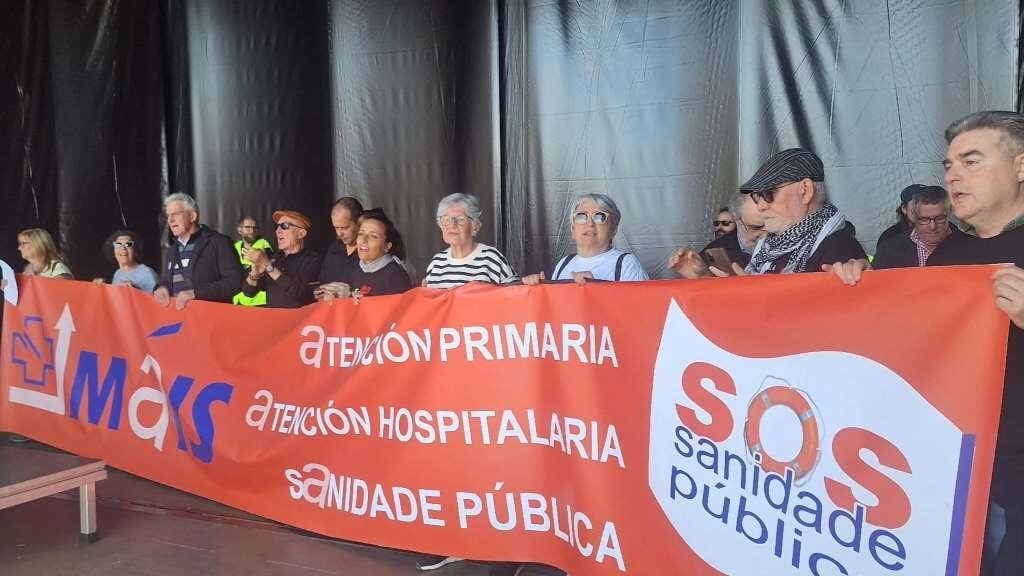 Pancarta de SOS Sanidade Pública no escenario situado na praza do Obradoiro. (Foto: Nós Diario)
