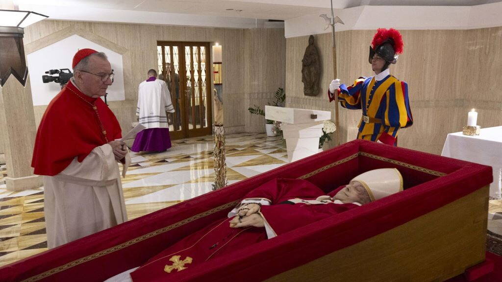 O cardeal Kevin Farrell durante o rito da constatación da morte do papa Francisco na capela de Santa Marta. (Foto: Vatican Media/IPA vía ZUMA Press/dpa)