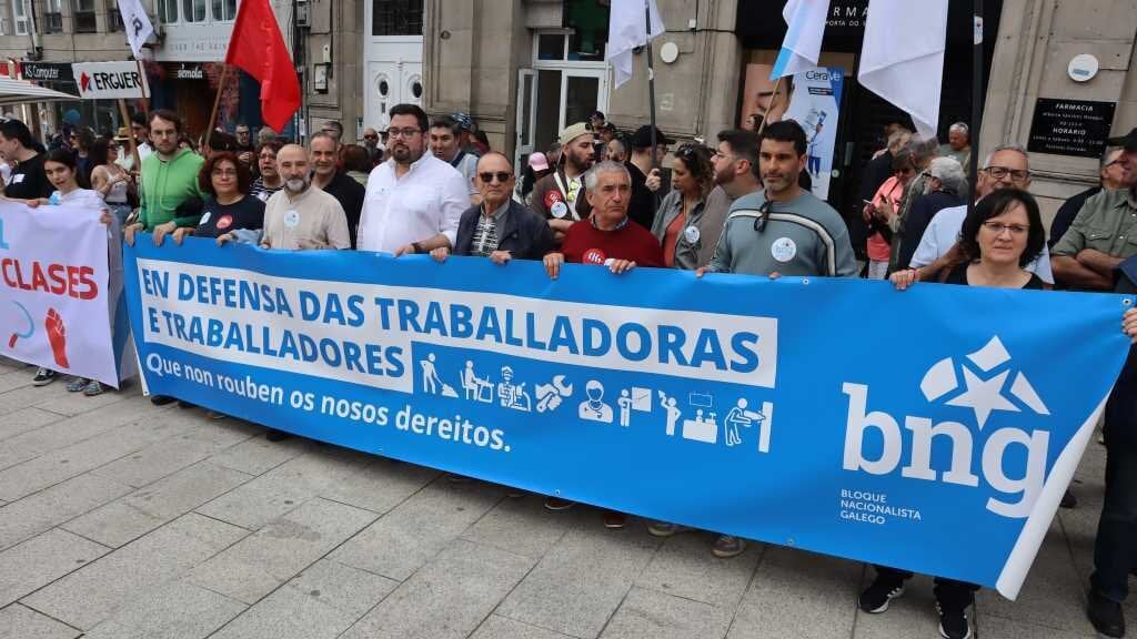 Néstror Rego e Xabier Pérez Igrexa con deputadas, deputados e militantes en Vigo esta quinta feira. (Foto: Nós Diario)