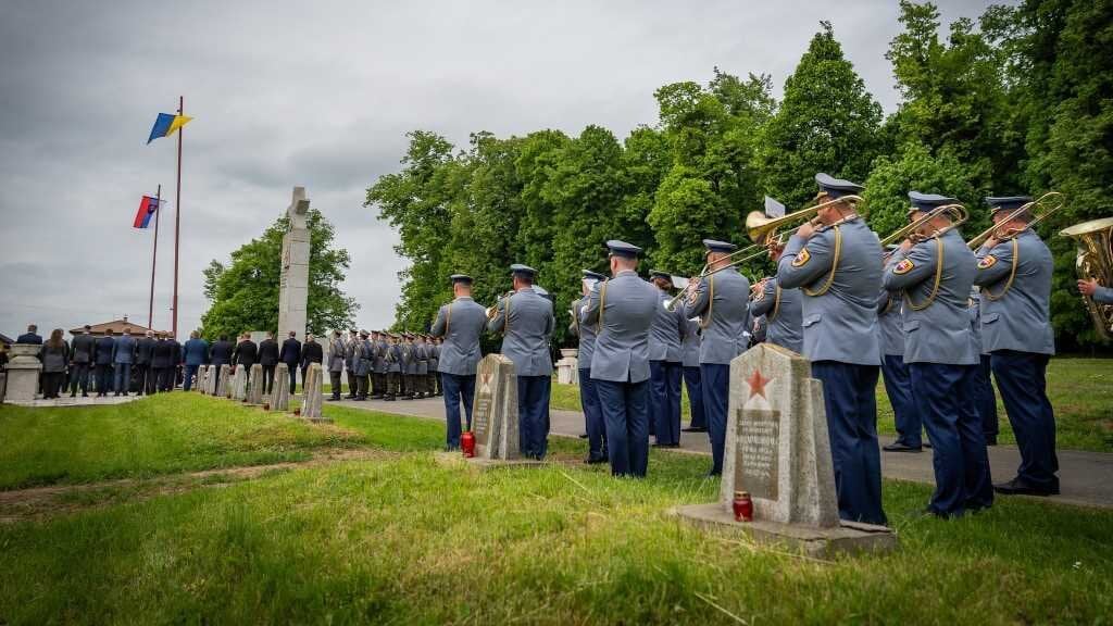 Cemiterio dos soldados do Exército Vermello en Michalovce, no leste de Eslovaquia. (Foto: Robert Fico)