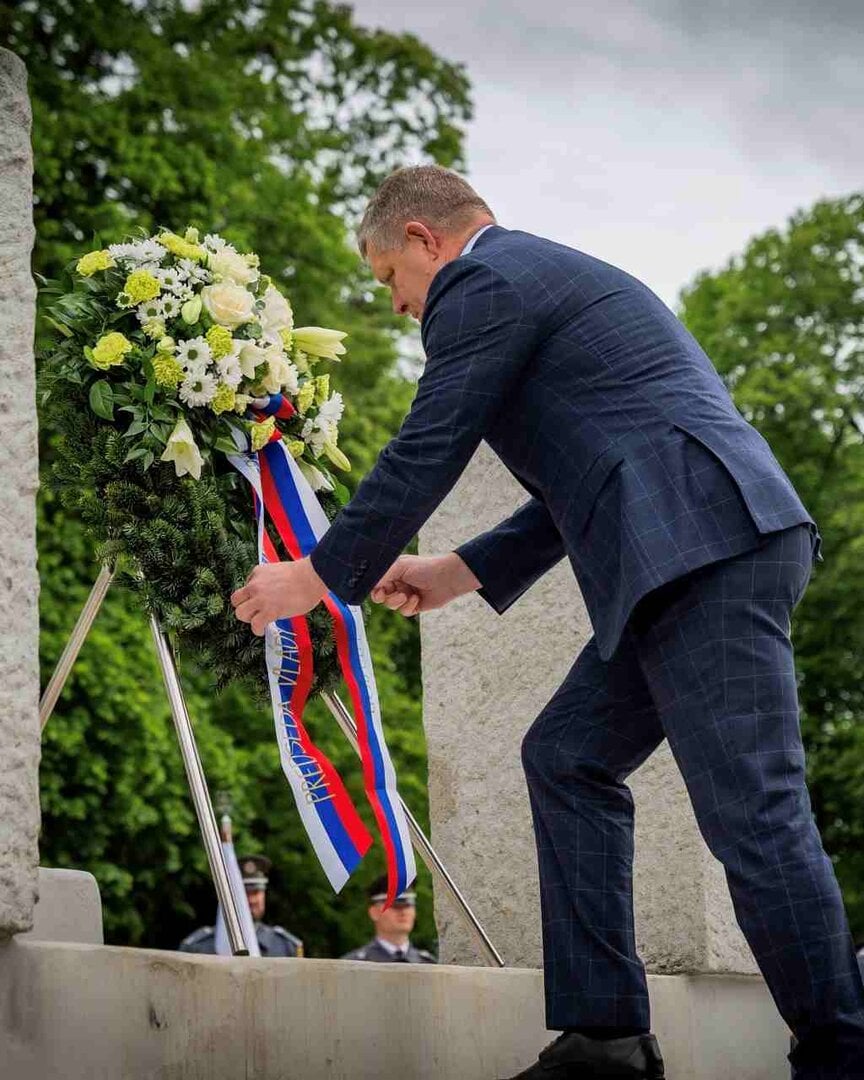 Ofrenda florar de Robert Fico no cemiterio dos soldados do Exército Vermello en Michalovce, no leste de Eslovaquia. (Foto: Robert Fico)