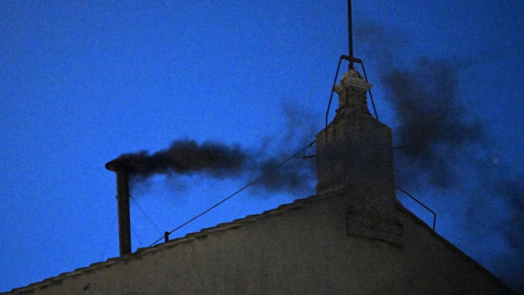 Primeira fumata negra este 7 de maio. (Foto: Stefano Spaziani / Europa Press)