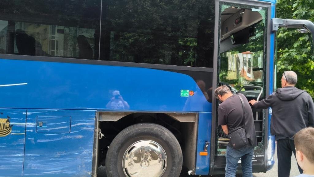 Estado do autobús tras chocar contra a ponte. (Foto: Cedida)