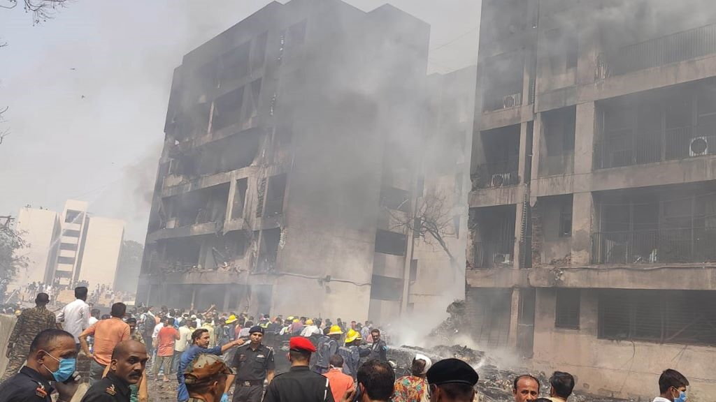 Persoas e equipos de rescate no lugar dun accidente aéreo en Ahmedabad. (Foto: UNI / Xinhua News / ContactoPhoto)