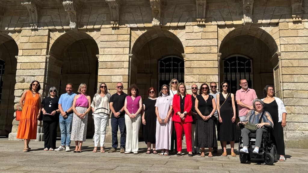 A corporación municipal de Compostela na praza do Obradoiro. (Foto: Nós Diairo)