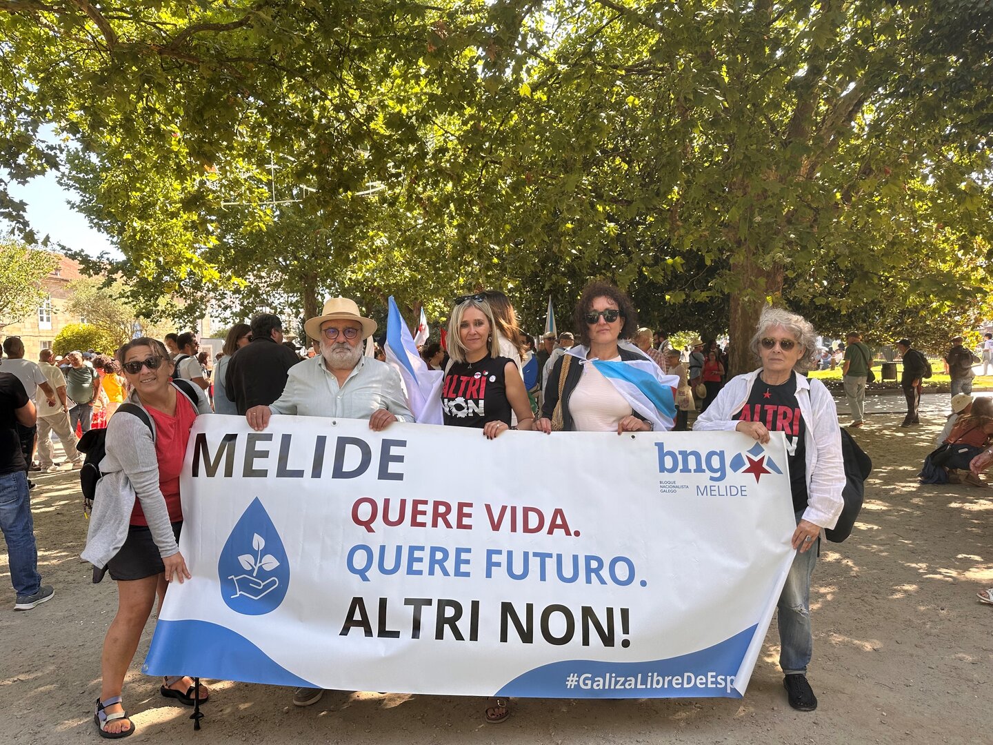 Sainza, Manolo, Monica, María Oliva e Mariluz na Alameda durante a concentración do Día da Patria Galega. (Foto: Nós Diario)