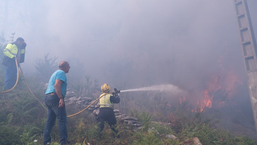 Equipos de extinción traballando contra o fogo en Ponteceso. (Foto: Gustavo de la Paz / Europa Press)