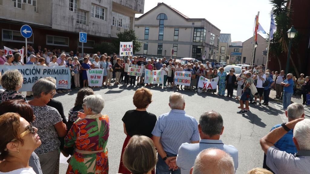 Mobilización da veciñanza de Ribeira, este 18 de setembro, ante o centro de saúde da localidade. (Foto: Nós Diario)