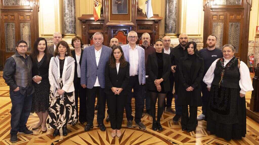 Representantes institucionais e familiares de Francisco Miguel, este 29 de setembro na Coruña. (Foto: Concello da Coruña)