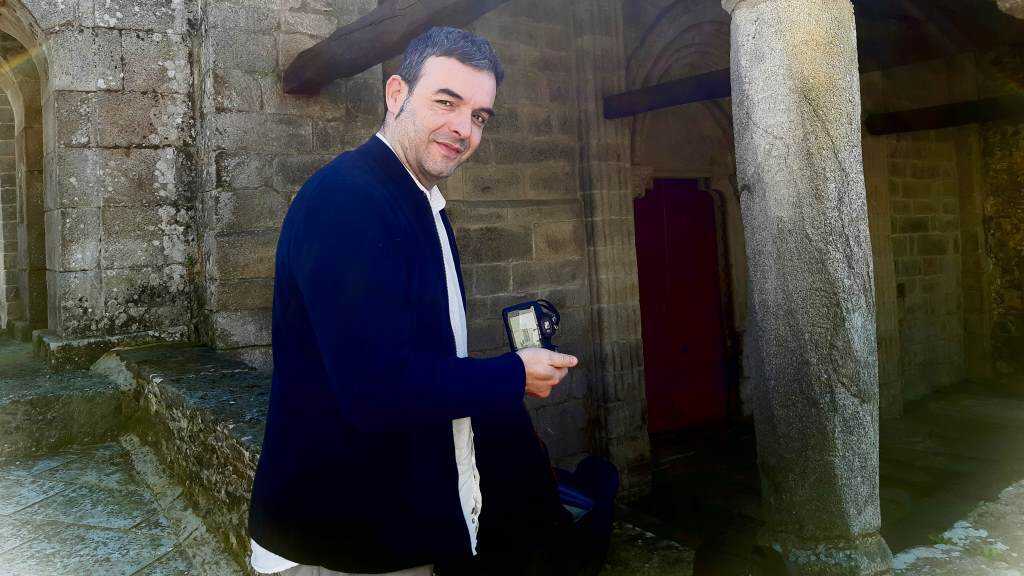 Héitor Picallo no Mosteiro de Ferreira de Pallares en Samos (comarca de Sarria). (Foto: Eva R. Liñeira)