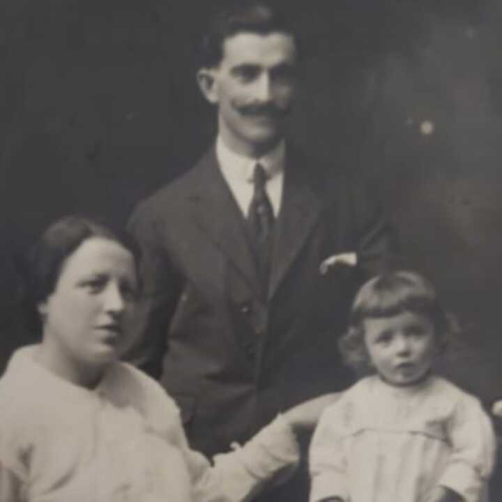 Elena Estévez e Ricardo Fernández co seu fillo. (Foto: Arquivo da familia)