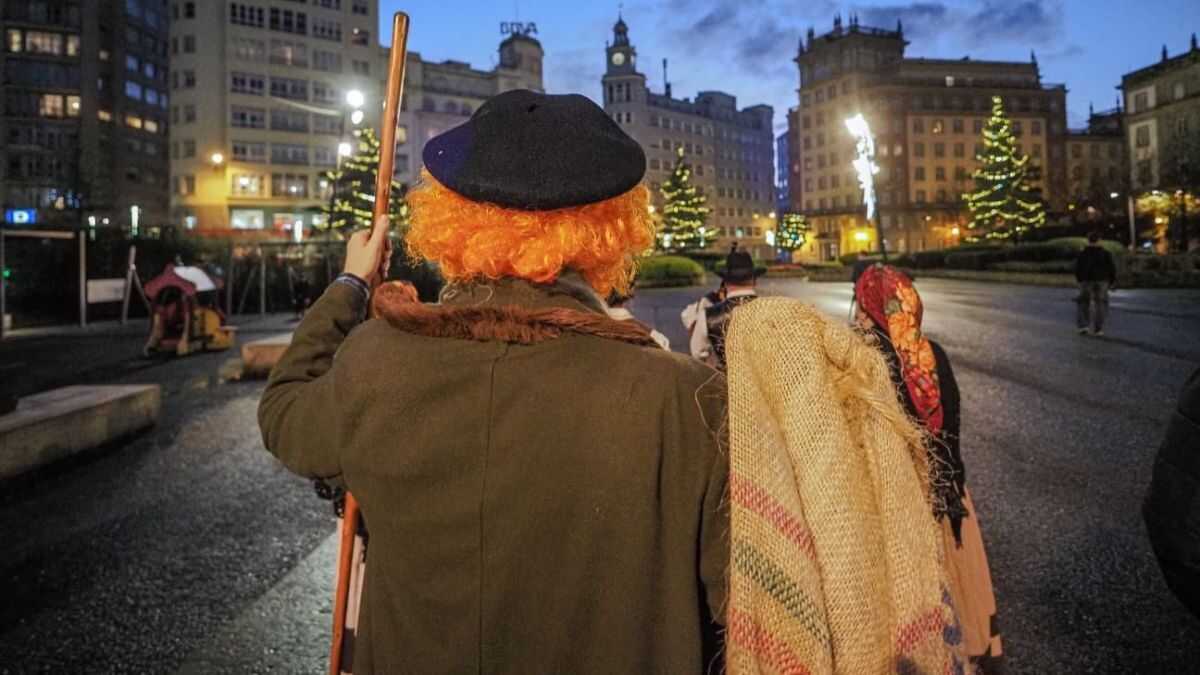 O Apalpador, esta terza feira, en
Ferrol, na ruada organizada 
pola Fundaçom Artábria. (Foto: Mario Martinho)