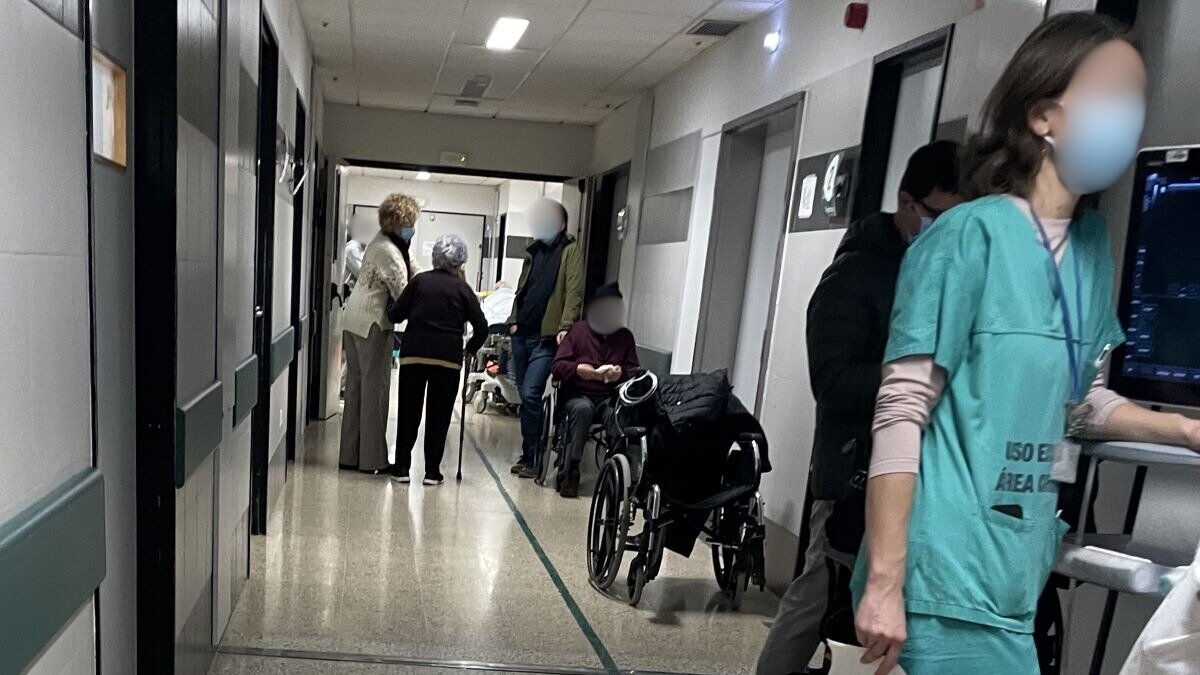 Pacientes no corredor de Urxencias do CHUS, este 7 de xaneiro. (Foto: Nós Diario)