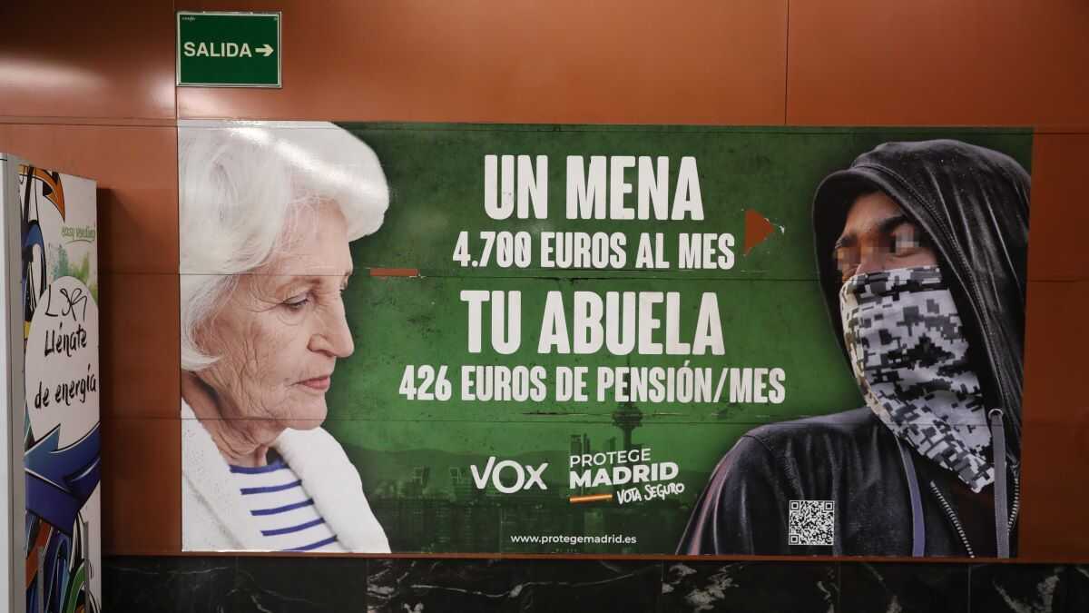 Cartel electoral de Vox, no metro de madrid, en 2021, que difunde un bulo xenófobo contra os menores non acompañados. (Foto: Marta Fernández / Europa Press)