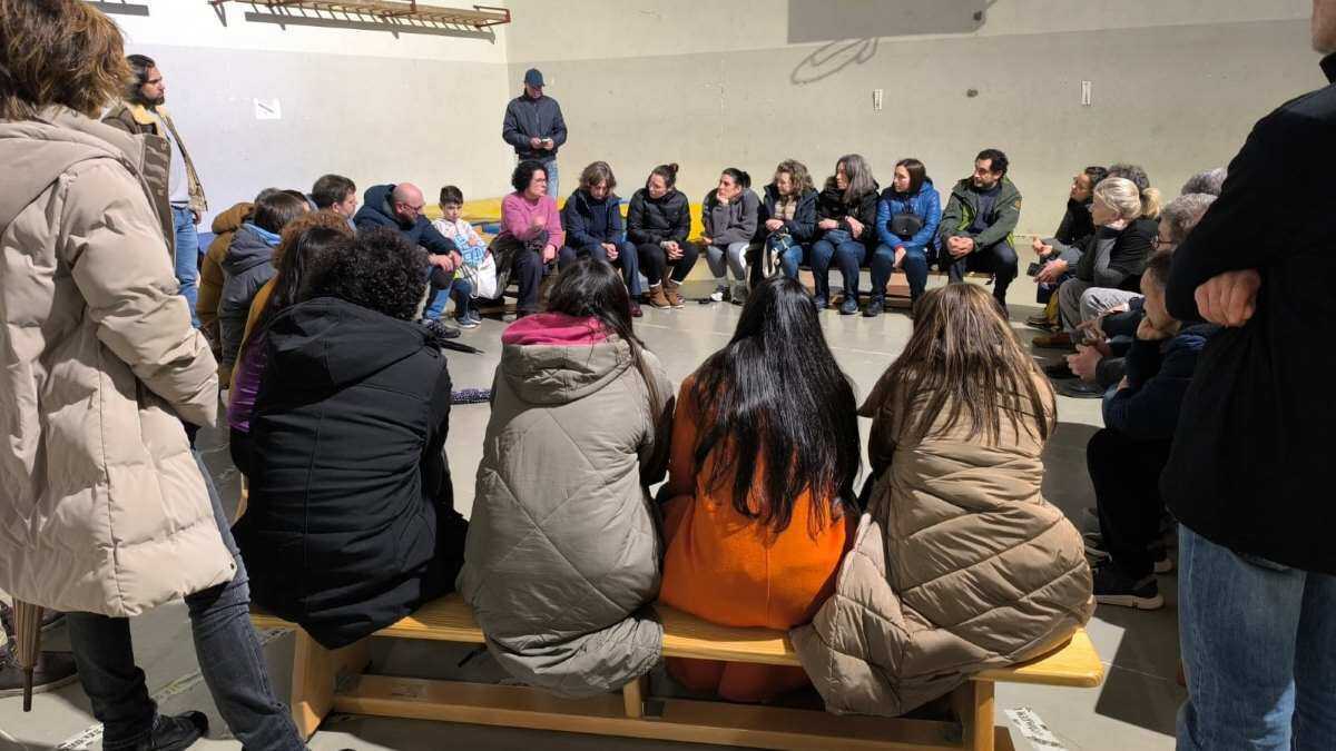 Profesorado fechado onte no IES Agra de Raíces de Cee, esta terza feira. (Foto: Nós Diario)