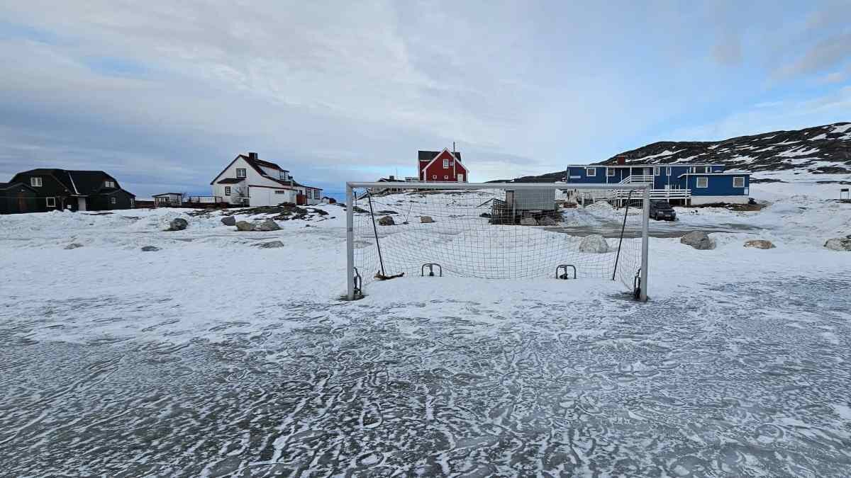 Campo de fútbol en Groenlandia. (Foto: Oriol Bäbler Mata / VilaWeb)
