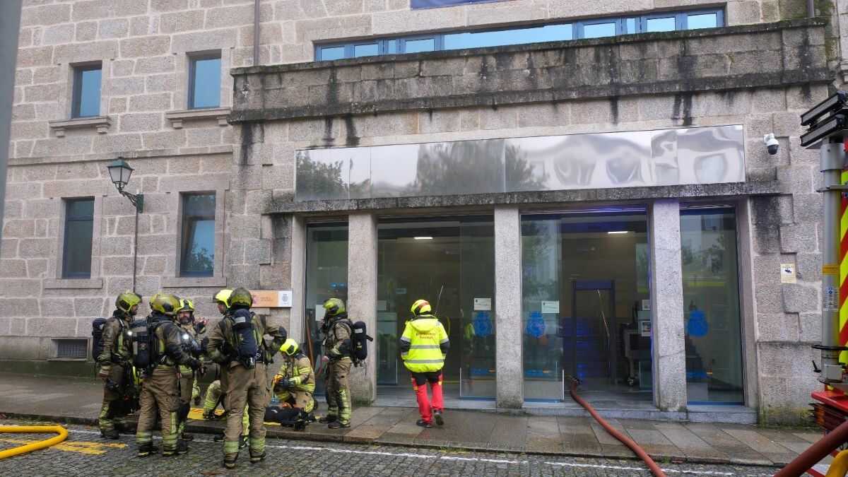 Incendio na comisaría da Policía Nacional en Compostela. (Foto: Arxina)