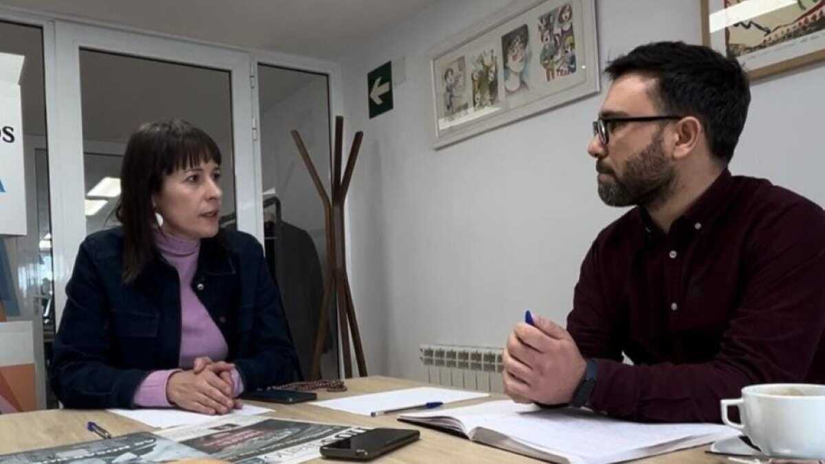 Ana Pontón e Alberte Mera, esta segunda feira, na redacción de 'Nós Diario'. (Foto: Nós Diario)